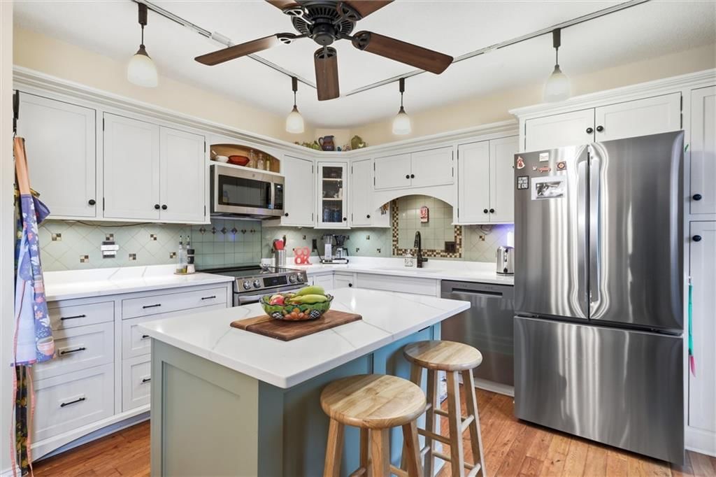 Kitchen island and kitchen island seating at 9573 Outlook Drive, Overland Park, KS 66207