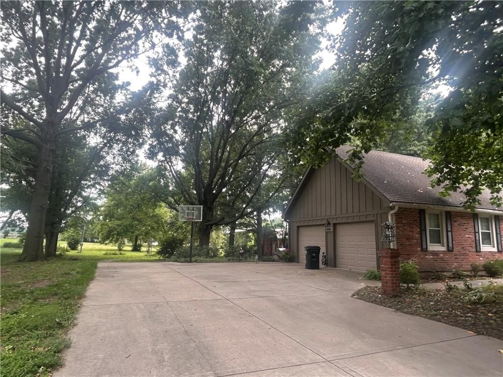 16040 Outlook Avenue — photo 3