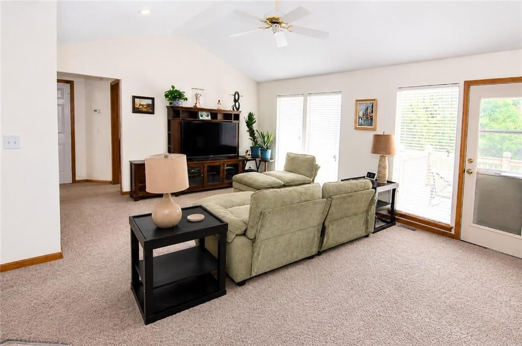 5133 Woodland Drive, Shawnee, KS: listing photo 2