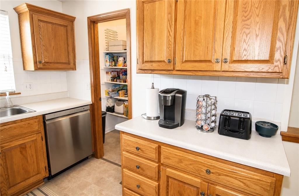5133 Woodland Drive, Shawnee, KS: listing photo 3