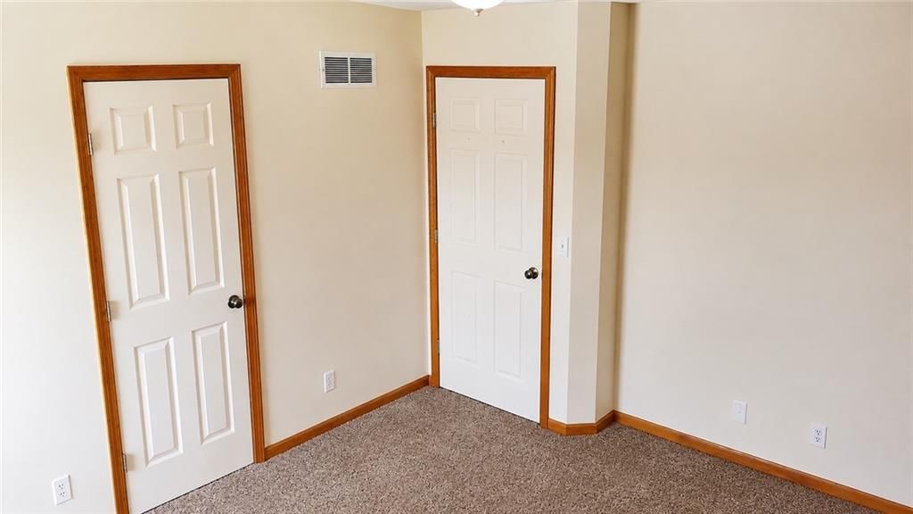 Photo 7 of 26 - 5133 Woodland Drive, Shawnee, KS 66218