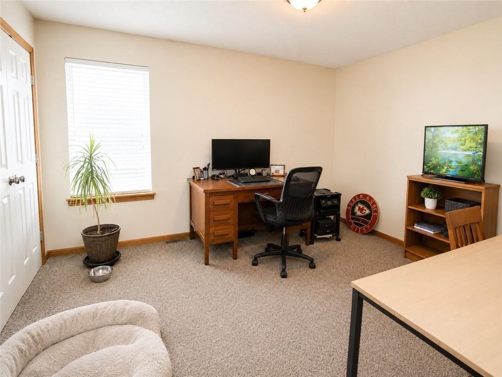 Photo 9 of 26 - 5133 Woodland Drive, Shawnee, KS 66218