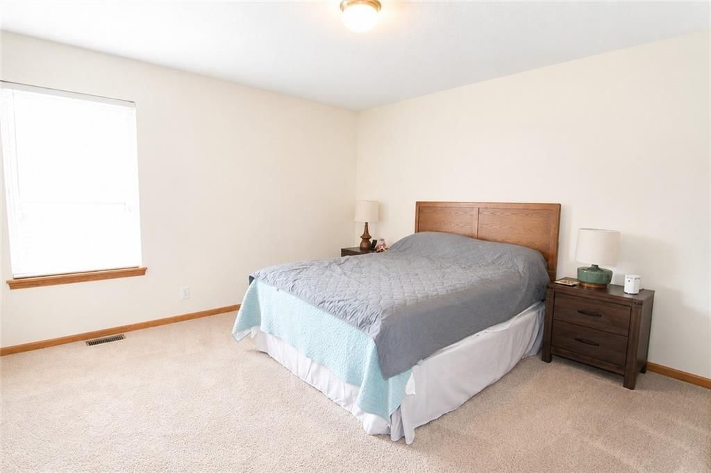 Photo 11 of 26 - 5133 Woodland Drive, Shawnee, KS 66218