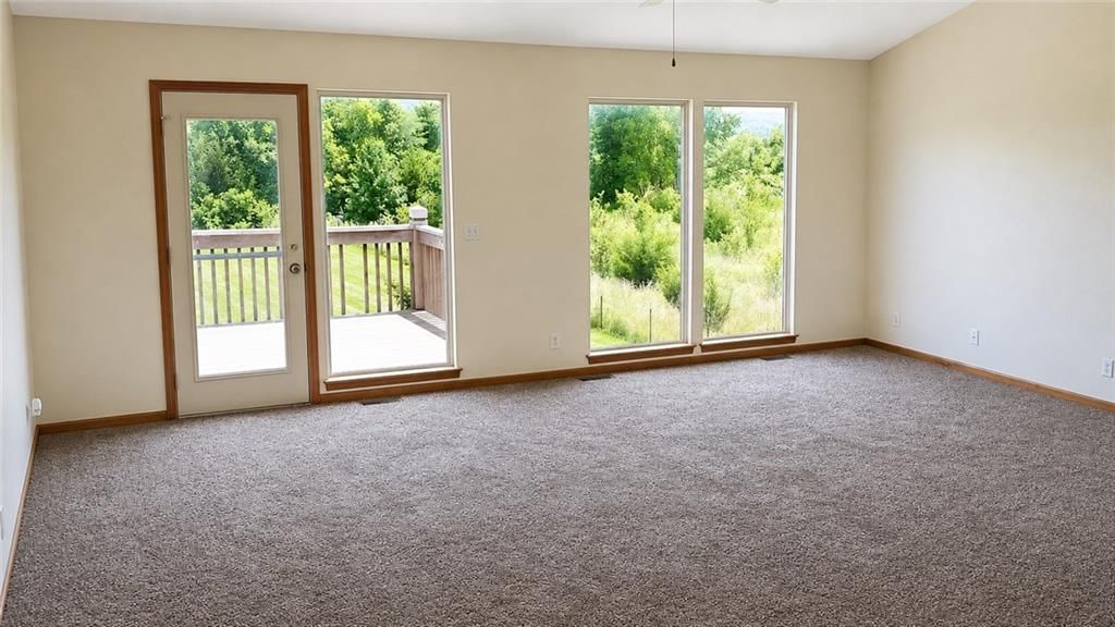 Photo 12 of 26 - 5133 Woodland Drive, Shawnee, KS 66218
