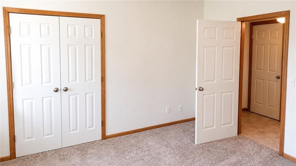 Photo 14 of 26 - 5133 Woodland Drive, Shawnee, KS 66218