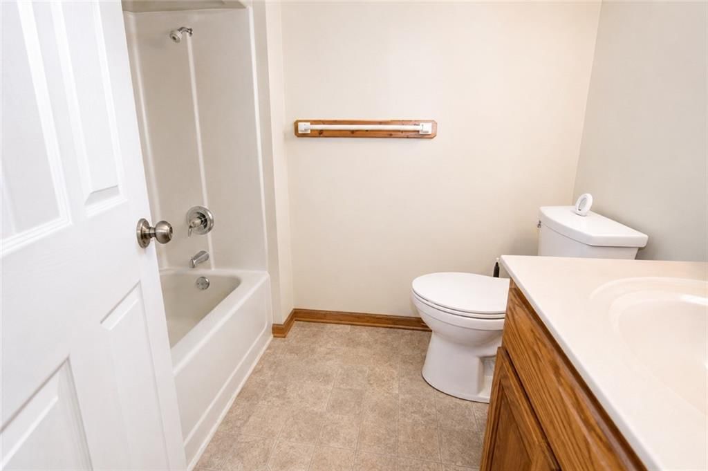 Photo 16 of 26 - 5133 Woodland Drive, Shawnee, KS 66218