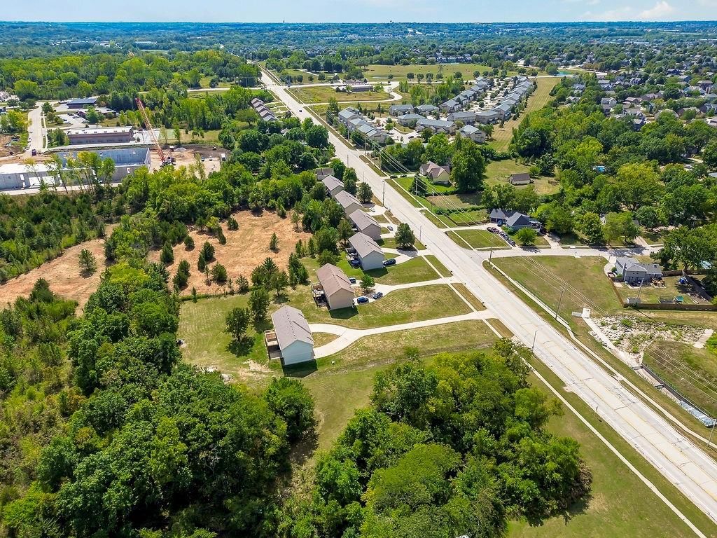 Photo 24 of 26 - 5133 Woodland Drive, Shawnee, KS 66218