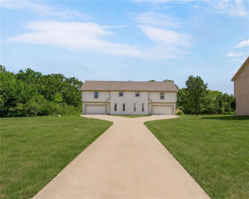 5129 Woodland Drive, Shawnee, KS: listing photo 2