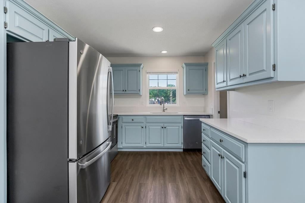 Photo 11 of 37 - 5129 Woodland Drive, Shawnee, KS 66218