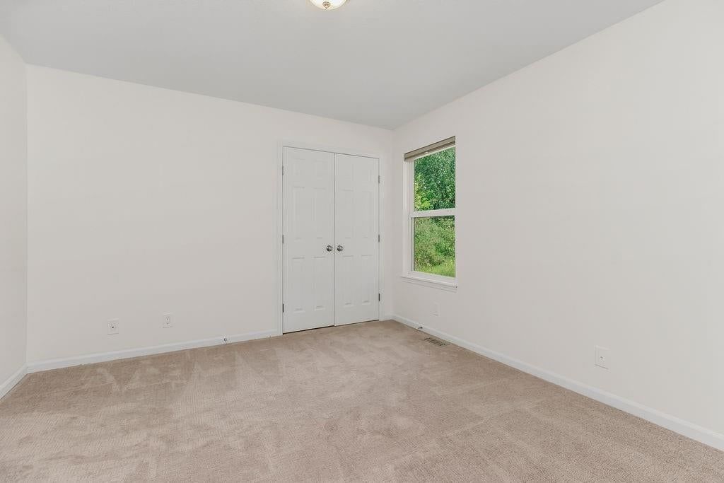 Photo 14 of 37 - 5129 Woodland Drive, Shawnee, KS 66218