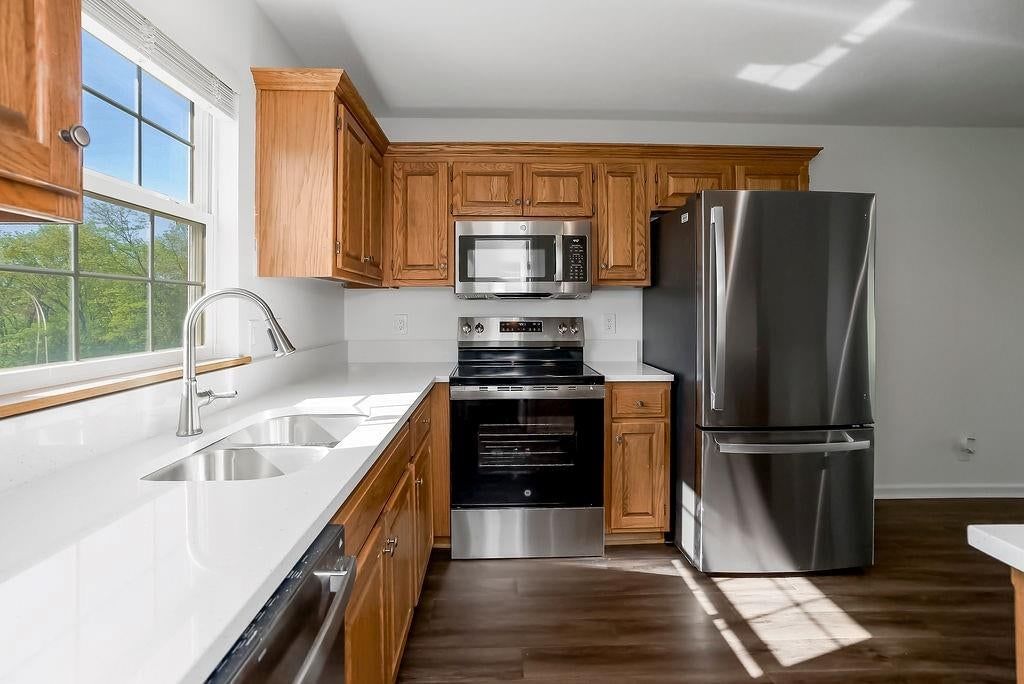 Photo 18 of 37 - 5129 Woodland Drive, Shawnee, KS 66218