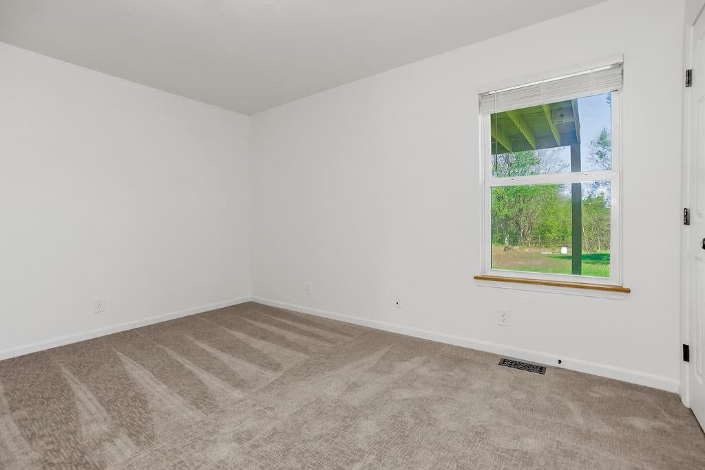 Photo 20 of 37 - 5129 Woodland Drive, Shawnee, KS 66218
