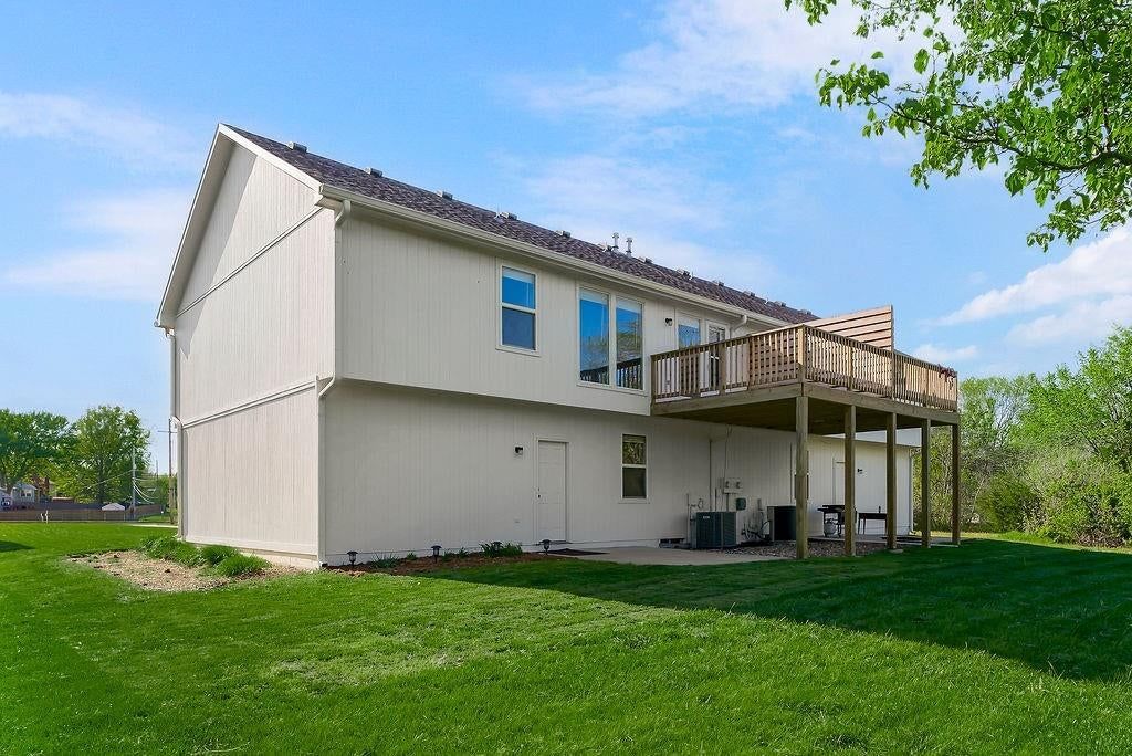 Photo 29 of 37 - 5129 Woodland Drive, Shawnee, KS 66218