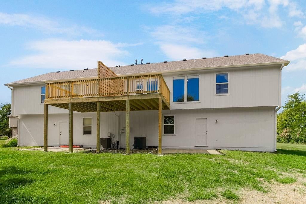 Photo 30 of 37 - 5129 Woodland Drive, Shawnee, KS 66218
