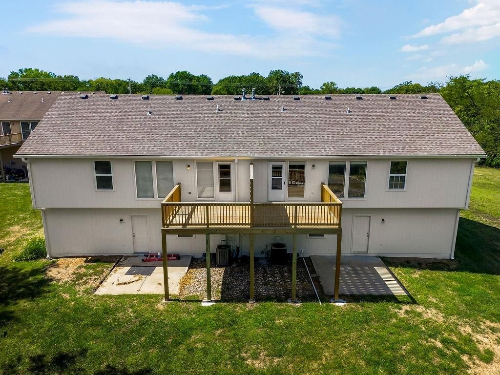 Photo 31 of 37 - 5129 Woodland Drive, Shawnee, KS 66218