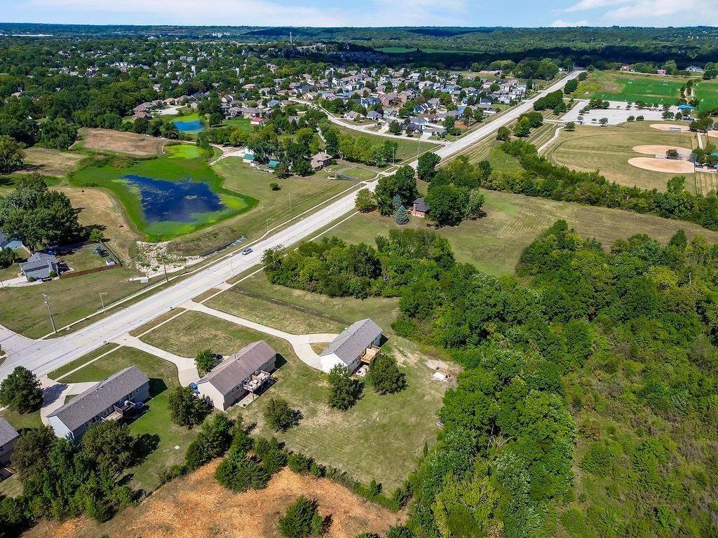 Photo 33 of 37 - 5129 Woodland Drive, Shawnee, KS 66218