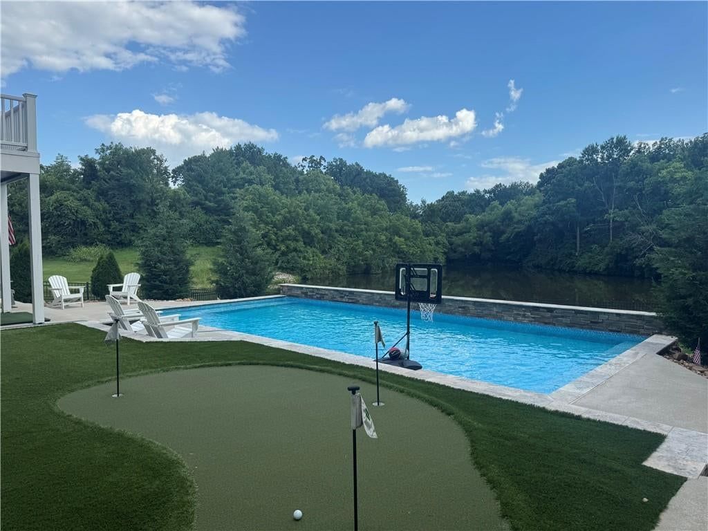 609 NE Persimmon Circle — photo 1