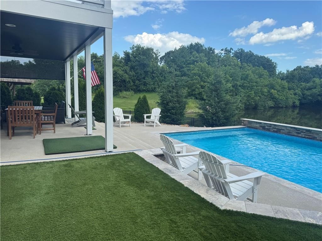 609 NE Persimmon Circle — photo 5