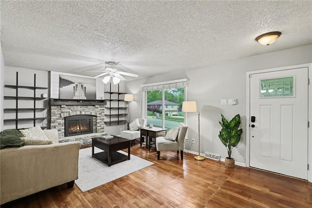 Photo 4 of 30 - 518 S Franklin Street, Raymore, MO 64083