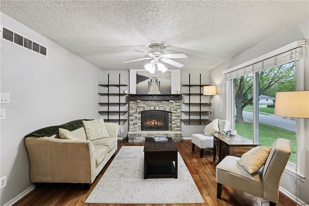 Photo 5 of 30 - 518 S Franklin Street, Raymore, MO 64083