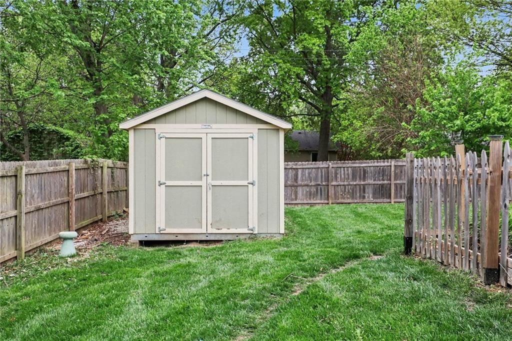 Photo 23 of 30 - 518 S Franklin Street, Raymore, MO 64083