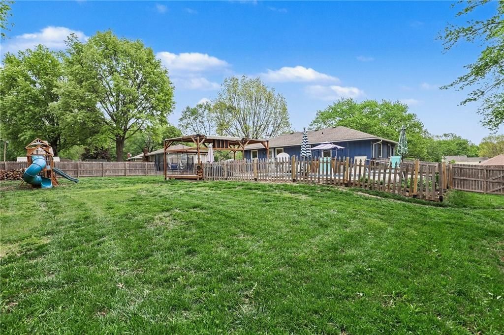 Photo 26 of 30 - 518 S Franklin Street, Raymore, MO 64083