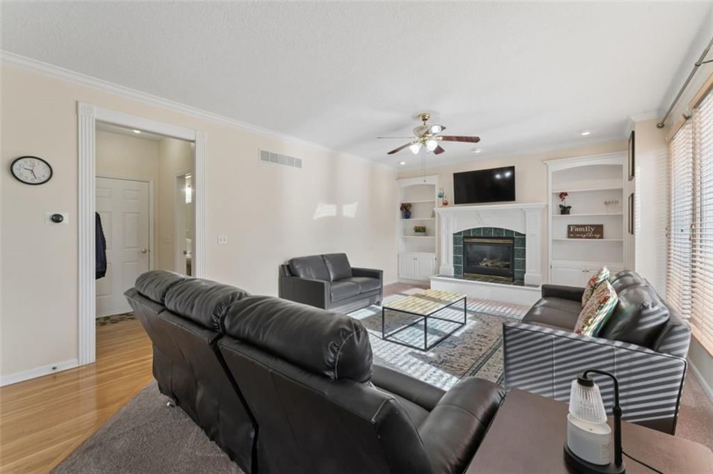 Photo 8 of 60 - 7233 Cottonwood Drive, Shawnee, KS 66213