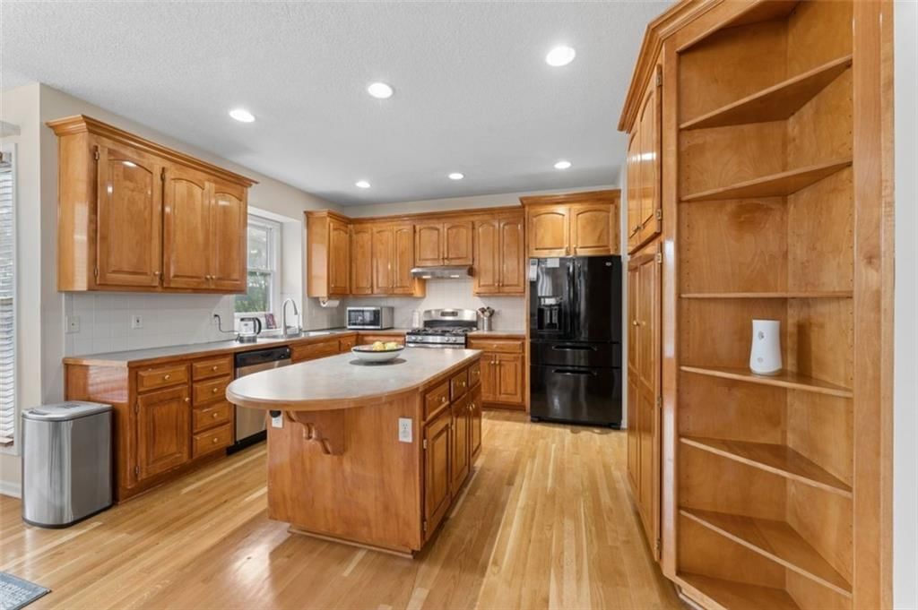 Photo 12 of 60 - 7233 Cottonwood Drive, Shawnee, KS 66213