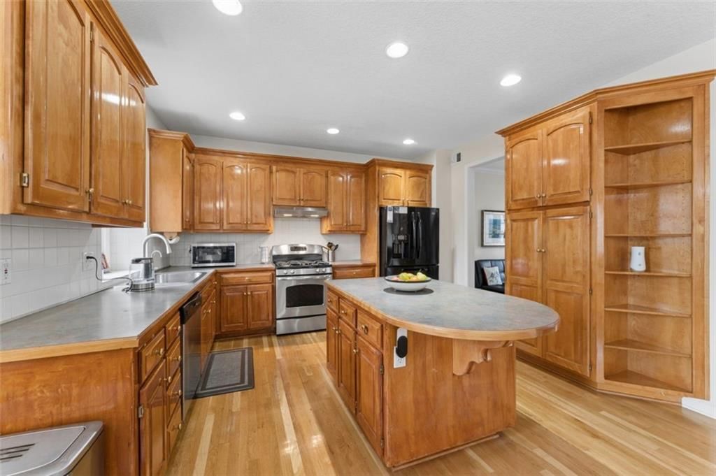 Photo 13 of 60 - 7233 Cottonwood Drive, Shawnee, KS 66213