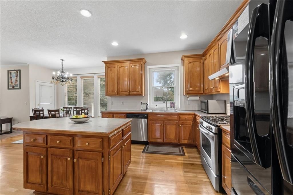 Photo 14 of 60 - 7233 Cottonwood Drive, Shawnee, KS 66213