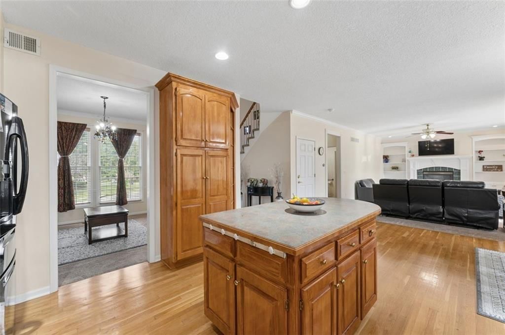 Photo 15 of 60 - 7233 Cottonwood Drive, Shawnee, KS 66213