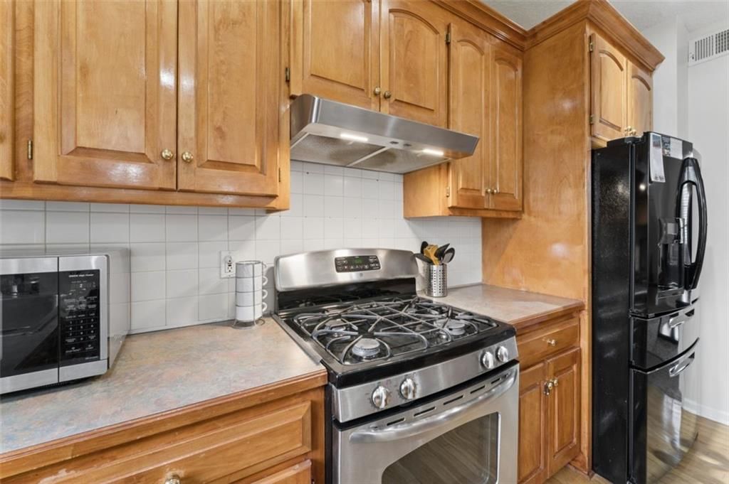 Photo 16 of 60 - 7233 Cottonwood Drive, Shawnee, KS 66213