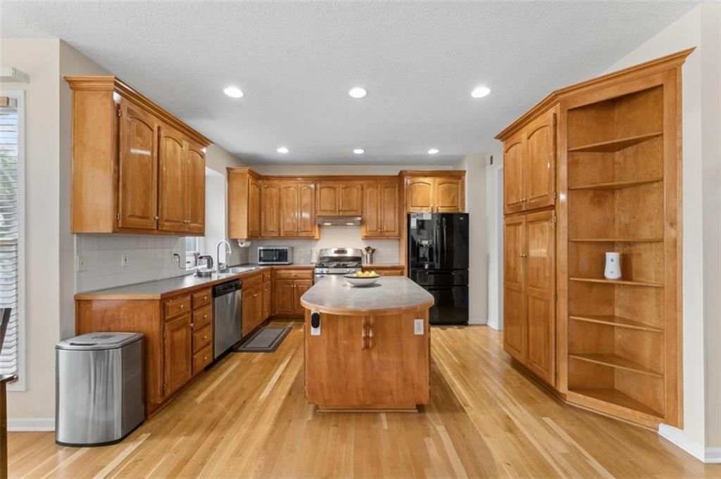 Photo 17 of 60 - 7233 Cottonwood Drive, Shawnee, KS 66213