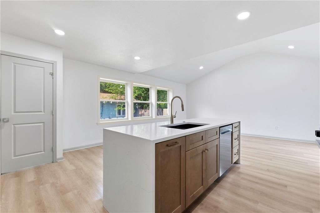 5429 Maple Street — photo 8