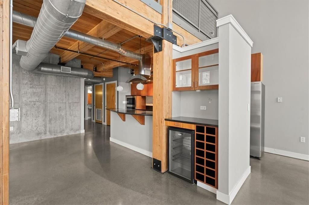 210 W 5th Street — photo 8
