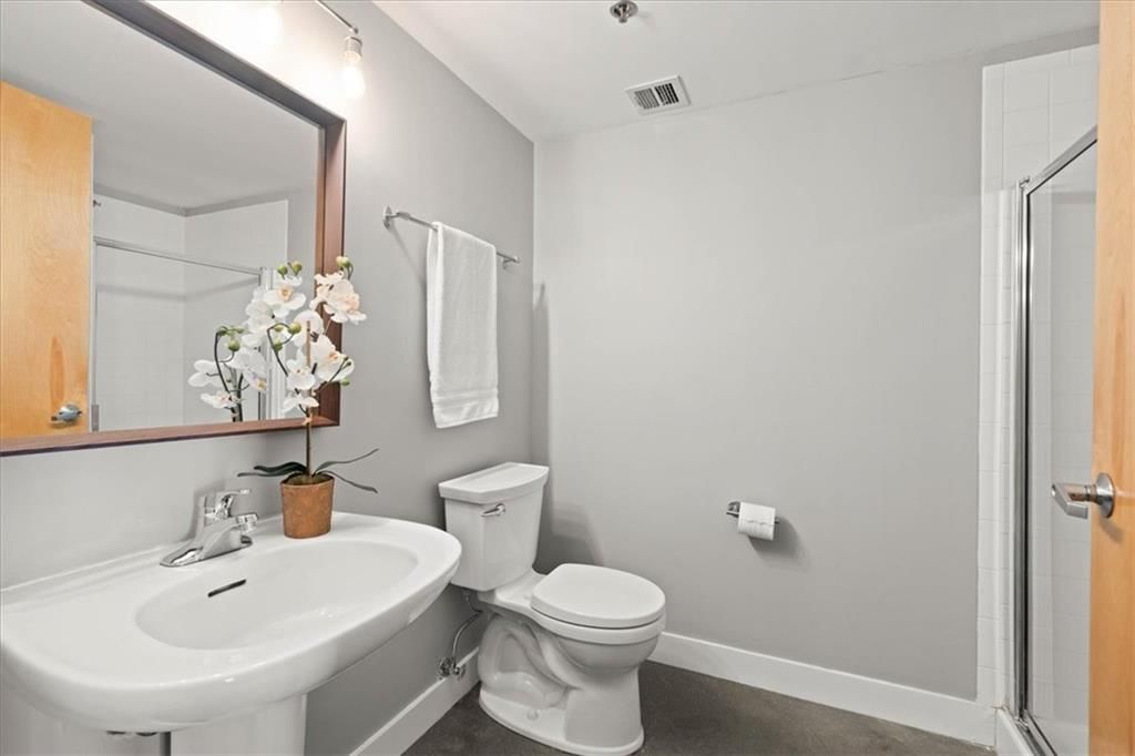 210 W 5th Street — photo 16