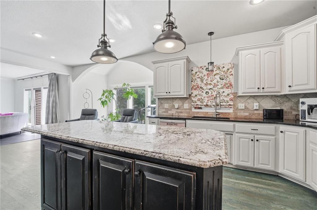 8808 N Oxford Avenue — photo 11
