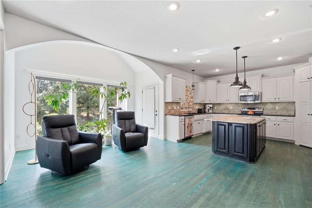8808 N Oxford Avenue — photo 16