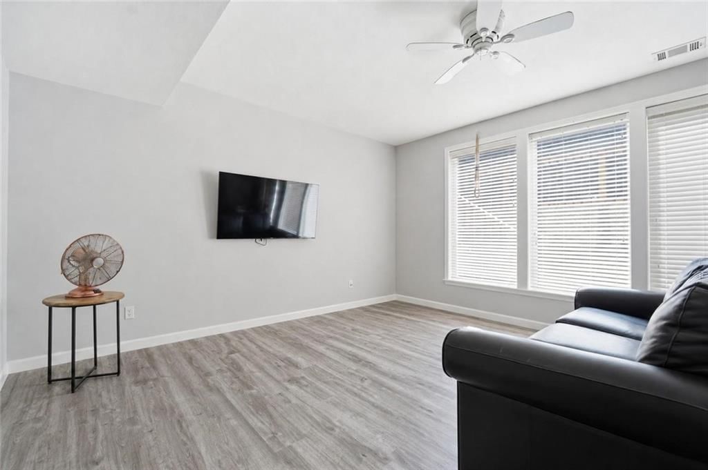 8808 N Oxford Avenue — photo 42