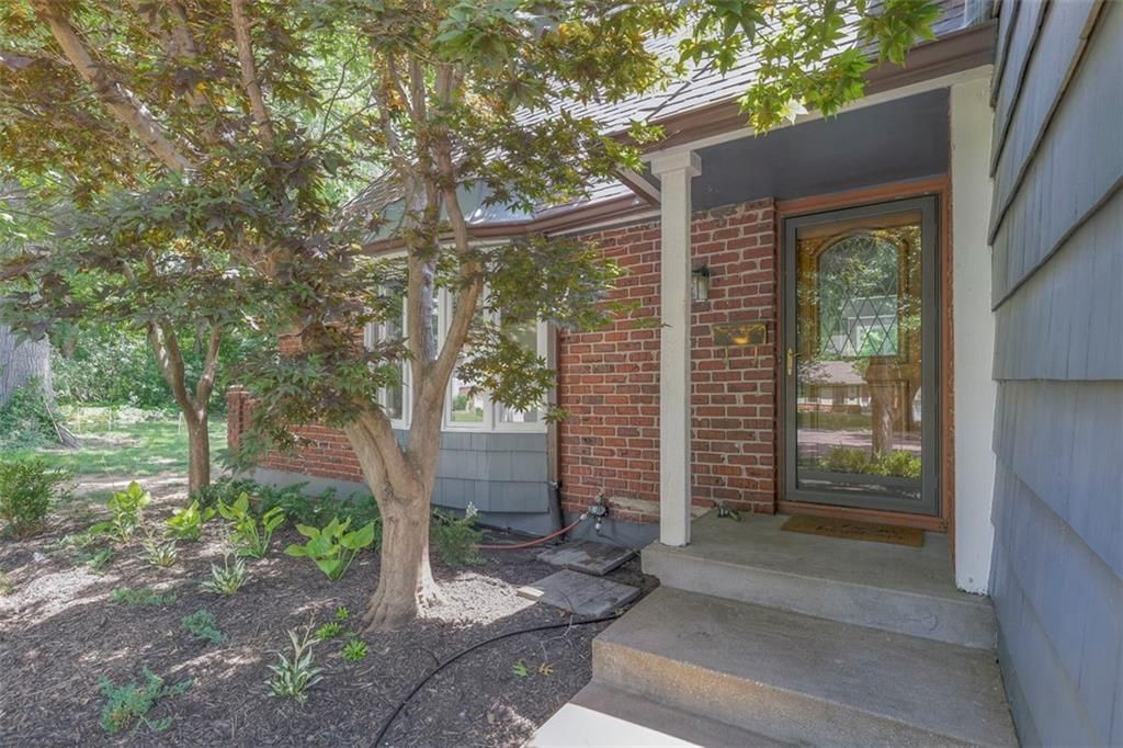 10713 W 98th Street — photo 2