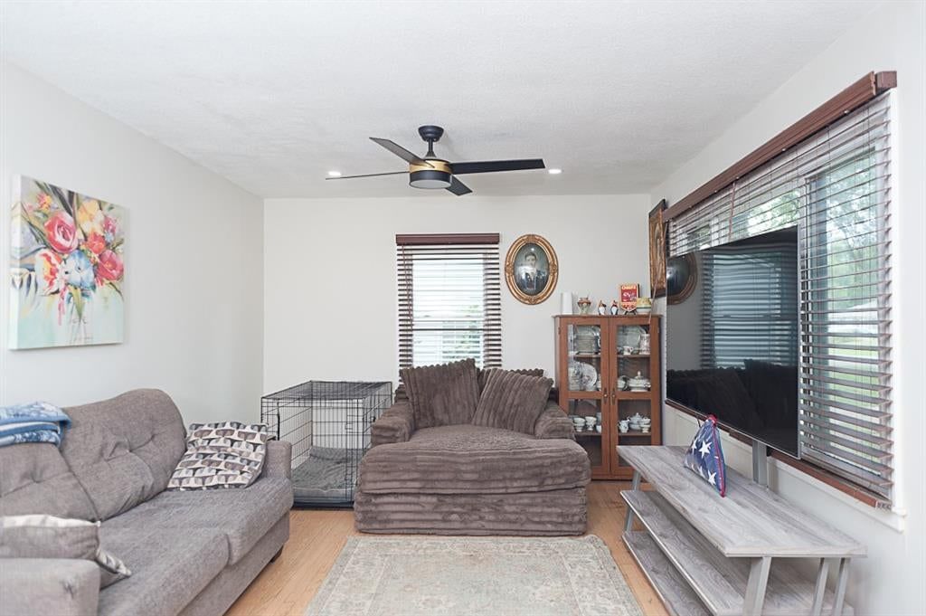10813 E 58TH Terrace — photo 3