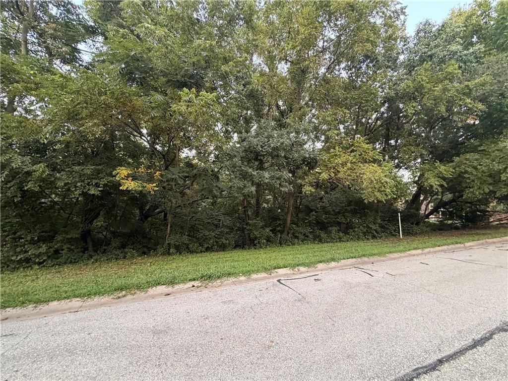 Photo 4 of 10 - 4727 Park Street, Shawnee, KS 66216