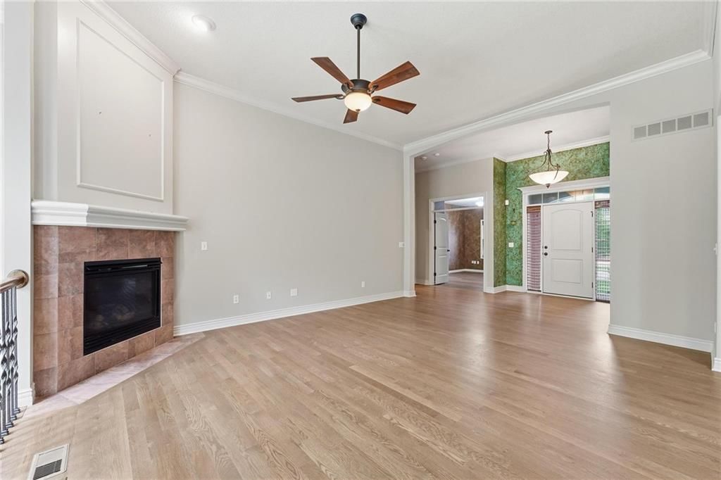 9038 N Saint Clair Avenue — photo 4