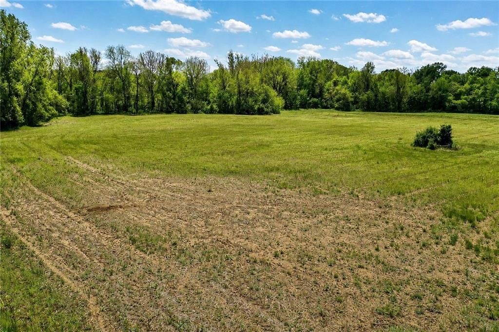 000 N Hoover Road — photo 1