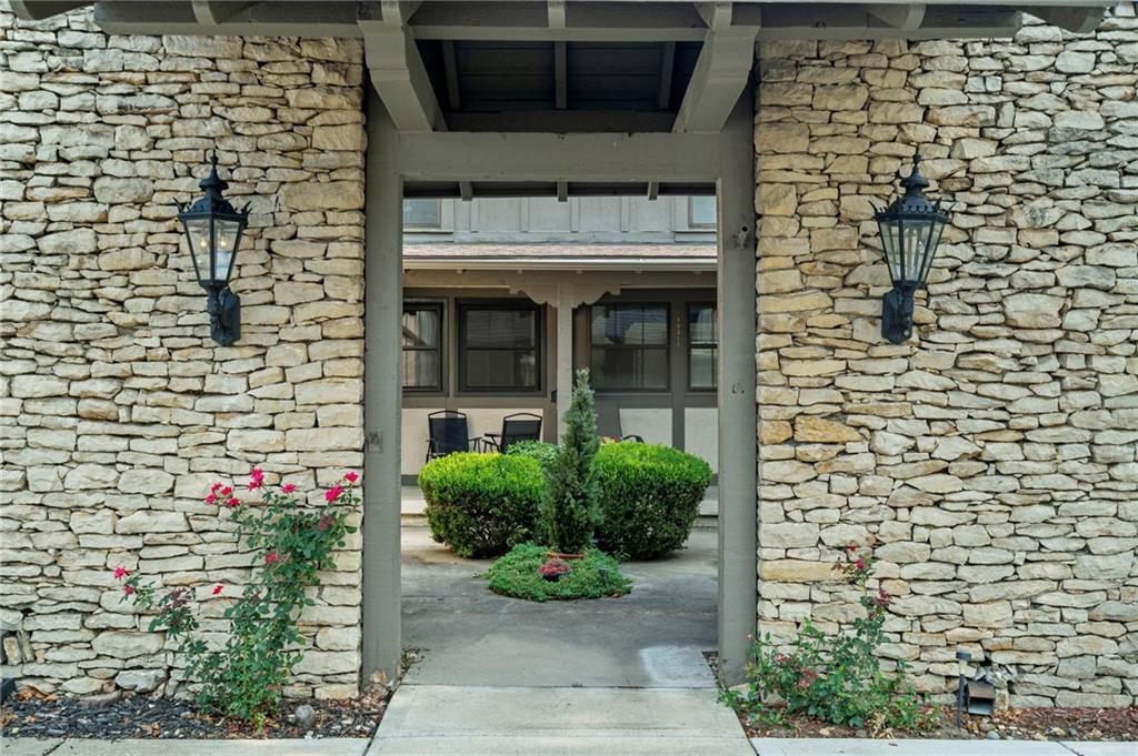 10215 Conser Street — photo 2