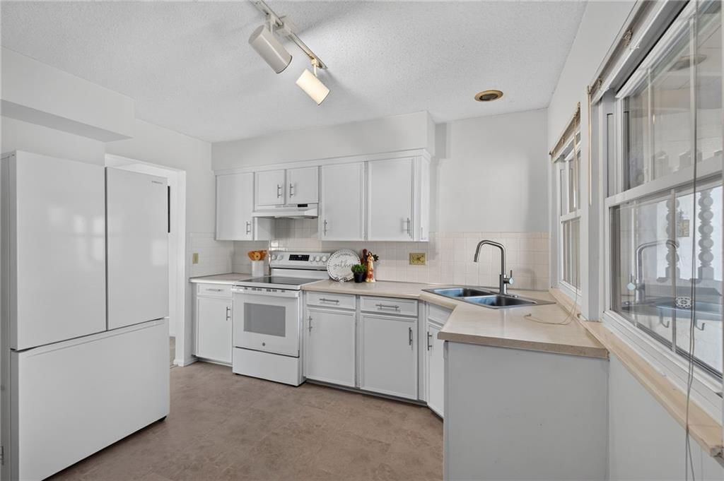 10215 Conser Street — photo 10
