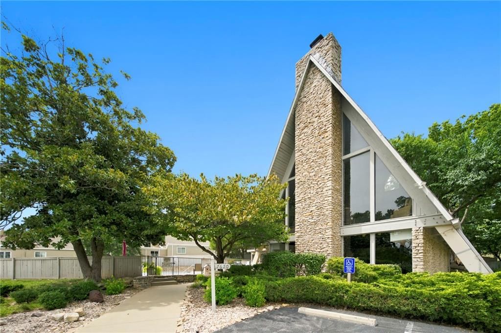 10215 Conser Street — photo 30