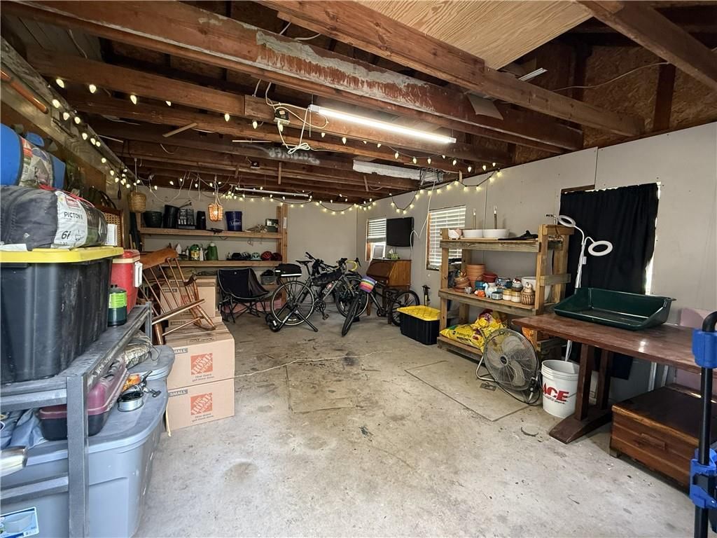 912 E 10th Street — photo 24