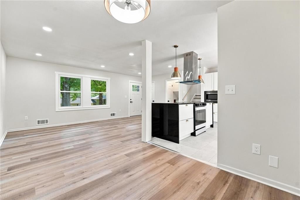 8812 W 72nd Street — photo 6