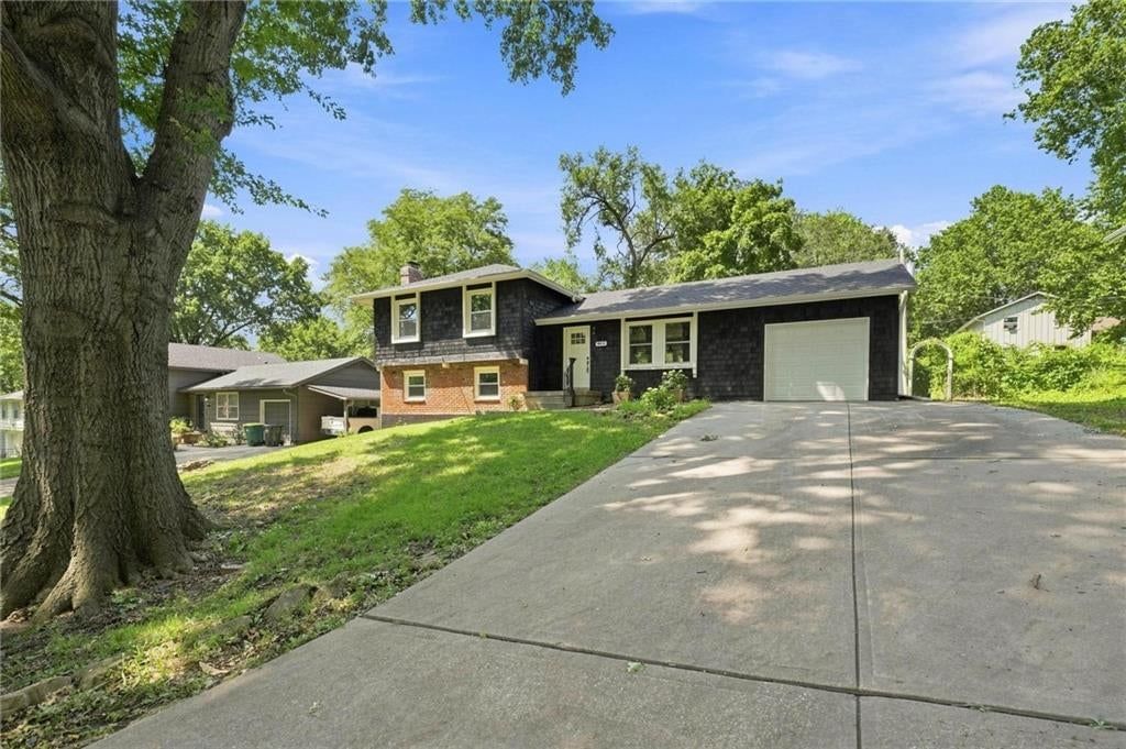 8812 W 72nd Street — photo 38